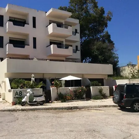 Air Conditioned 1 Bedroom Apt With Wi-fi & Patio Apartment *