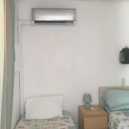 Air Conditioned 1 Bedroom Apt With Wi-fi & Patio Apartment *